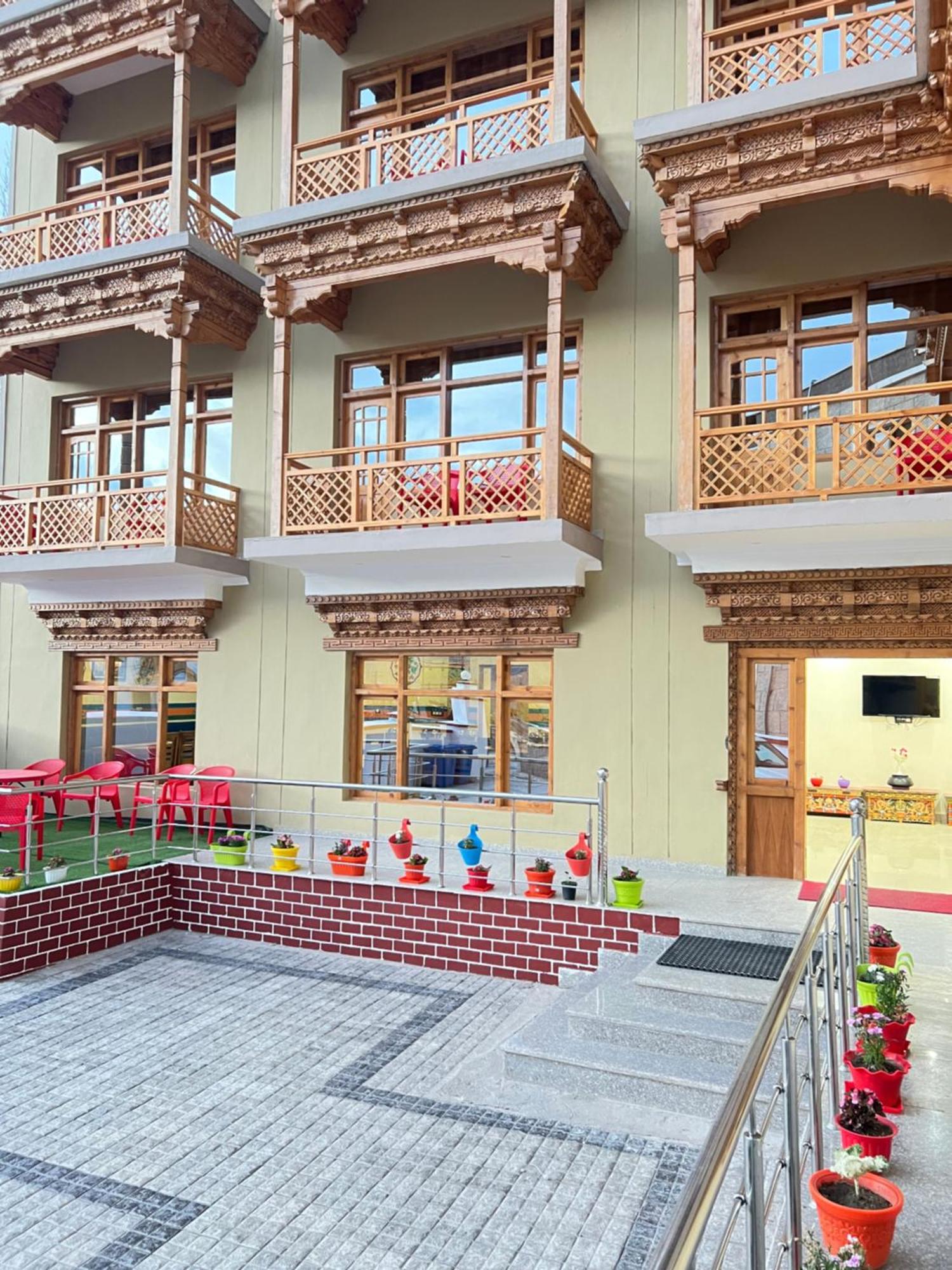 The Nangsay Hotel Лех Екстериор снимка